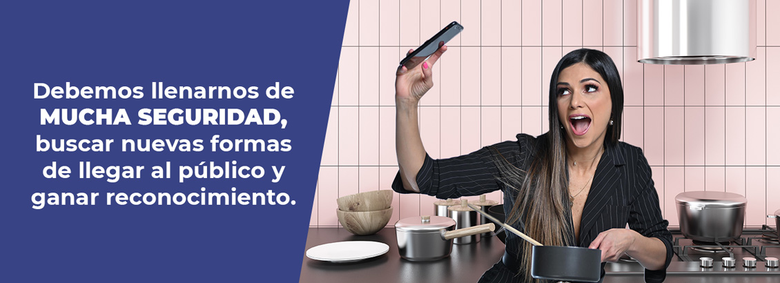 Katy tomándose una selfie con una olla mientras cocina