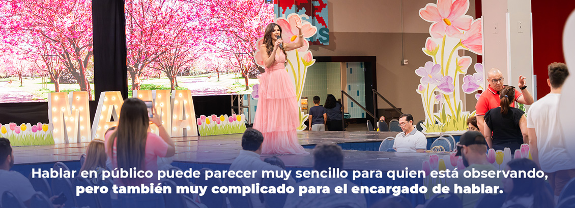 Katy hablando al público en el escenario de Feria Estilo Mamá