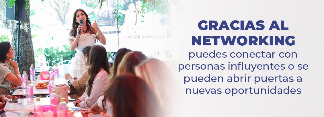 Katy Ferrer hablando con micrfono a grupo de emprendedoras e influencers
