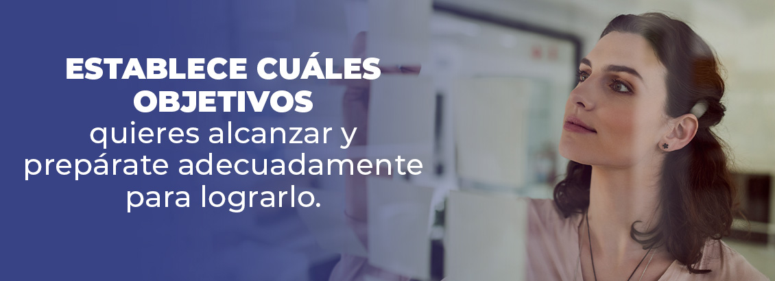 Empresaria escribiendo metas que quiere alcanzar con sus negocio