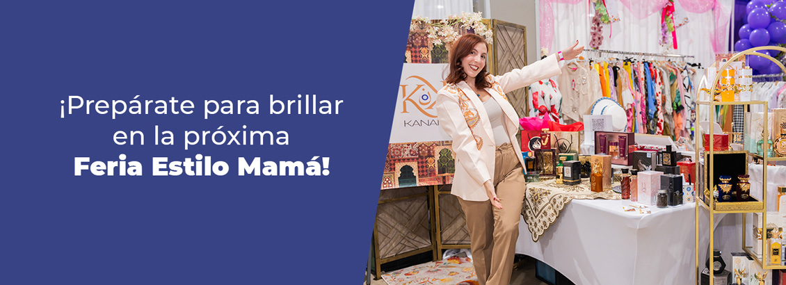 Mujer sonriente con brazos abiertos frente a su stand de Feria Estilo Mamá