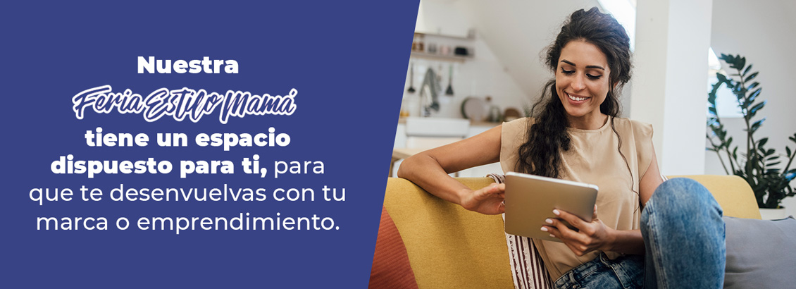 Mujer sonriente, sentada en un sofá con tablet en sus manos